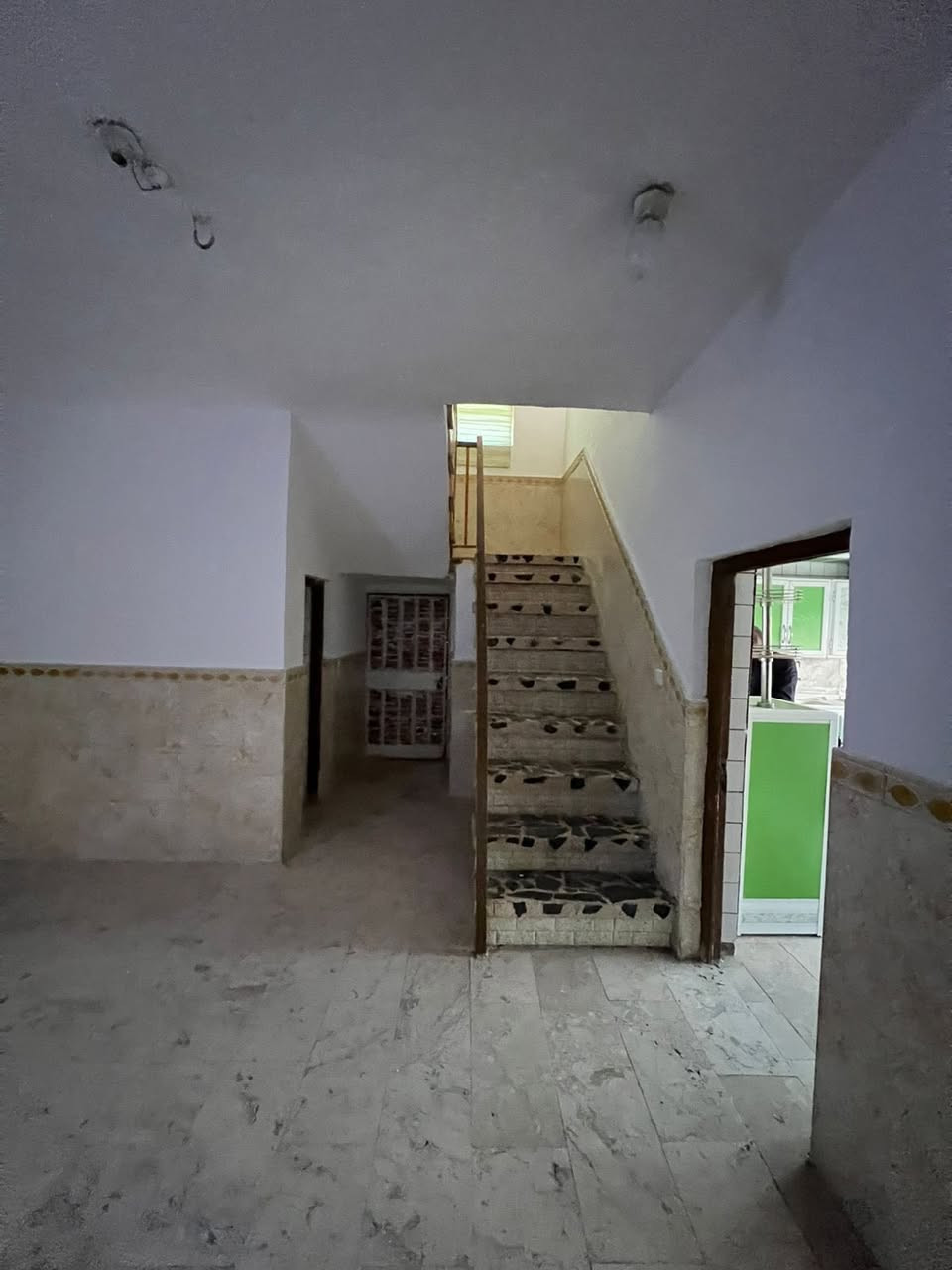 بيت للبيع 🛑طابو صرف ام العصافير ركن 

البناء👷🏻‍♂️كونكريت مسلح
المساحة 📐m186

البيت يتكون من:

-استقبال 
-صالة
-غرف عدد(2)
-مطبخ 
-صحيات داخليه
-صحيات خارجية 

السعر 💰120 وبي مجال بسيط يرهم نقد ويرهم مبادره 

📞 للاستفسار والتواصل: يمكنكم المراسلة عبر الخاص، أو الاتصال/واتساب على الأرقام التالية: 👤 أستاذ حسين: *********** 👤 أستاذ مثنى: ***********

📍 عنوان المكتب: نزلة الجسر - من جهة الجربوعية - مقابل مجمع صادق آل مطشر. ✨ مستعدون لعرض كافة عقاراتكم وتسويقها بأفضل صورة.
