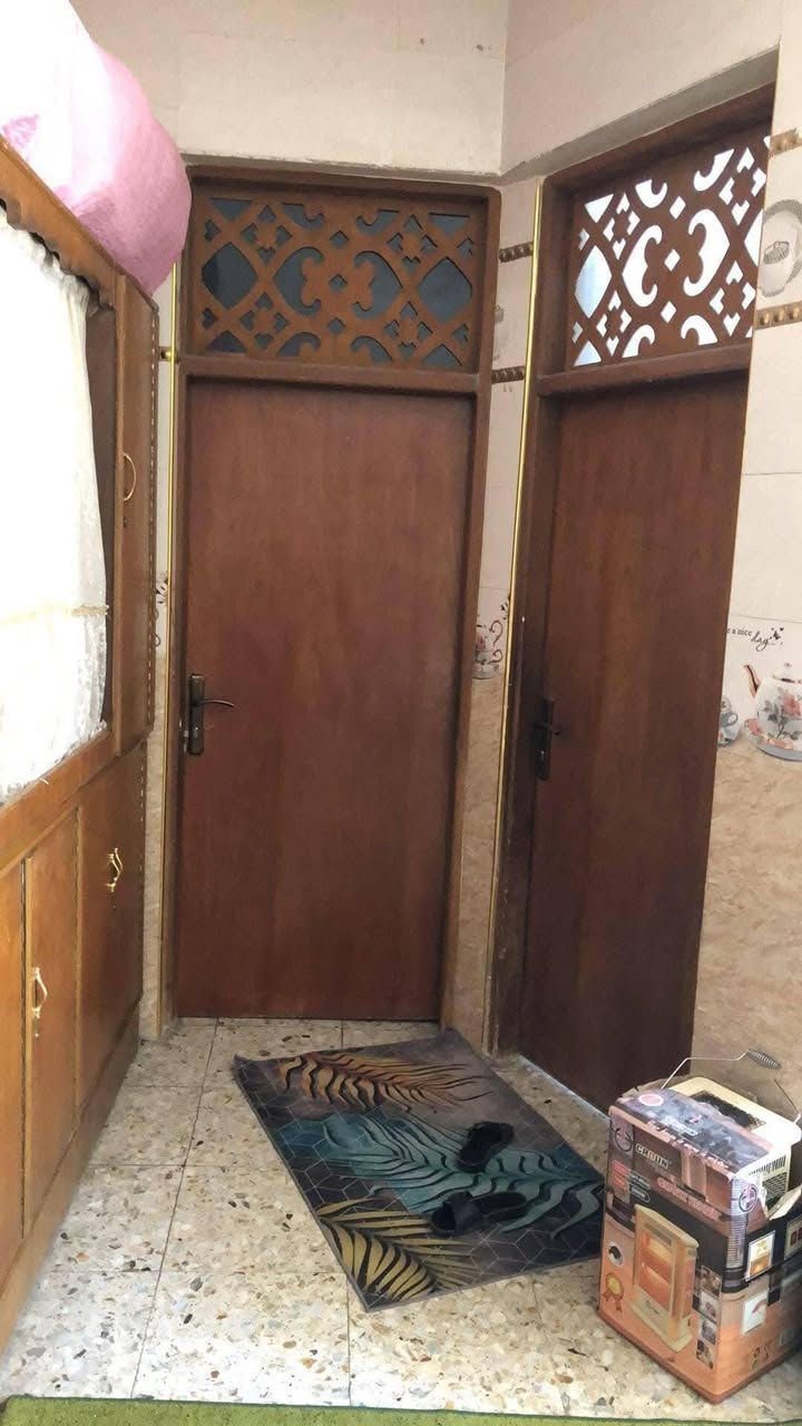 السلام عليكم بيت 100متر 10×10مربع ركن للبيع طابو زراعي قرار محكمة العبيدي  حي الرئاسة شارع عشرين شارع مدرسة الشهيد سلام الكناني  طابقين  ونصف
#الطابق_الاول كراج استقبال حولي غرفة منور وملحقاتة 
#الطابق_الثاني غرفتين وحمام يوجد بل اخير غرفة بل سطح قيد الانشاء البيت كامل الدرج طابق الاول بايه ومراية ومحجر للاستفسار الاتصال على الرقم  غير متواجد على الفيس 
‎0771 035 7335
