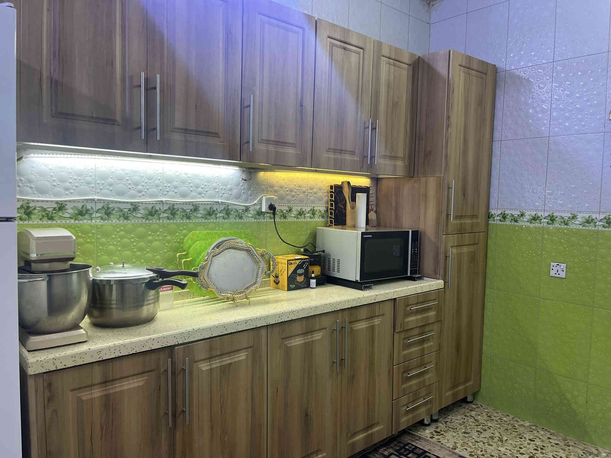 كاونتر من الداخل المنيوم ومن البره hdf نظيف مابي اي شي ب مليون و500 وبي مجال 
مكنسه كهربائيه ب50وبيها مجال

ميز طعام اربع كراسي مرمر ب200 وبي مجال

ميز وسطي يفتر ب75 وبي مجال

ميز مع طبلات ب 150 وبيهن مجال بس الميز الجبير جوه اكو فطر

طباخ مصري نظيف كلشي مبي ب140 وبي مجال

***********العنوان بغداد الاسكان شارع23
