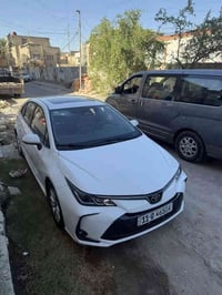 كورولا هايبرد  ماشيه 5000 وشويه بيها رصعه صغيره بالجاملغ الخلفي وكم شخ...