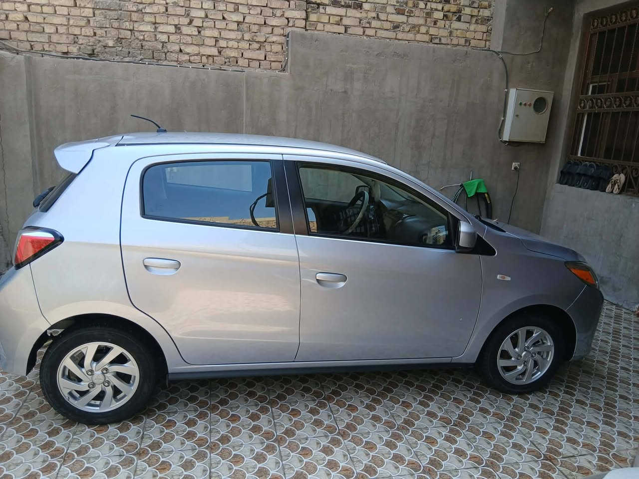 السلام عليكم للبيع mitsubishi ميراج موديل 2024 رقم بغداد انكليزي ماشية 8 الف فقط السيارة جديدة بوضع الشركة فئة ال limited edition حادثه جانبي فقط باب مثل ماموضح بالصور متواجدة في بابل للاستفسار ***********
