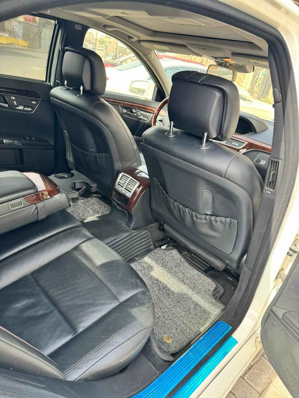 السلام عليكم
مارسدس S550 بغداد رقم مميز لون ابيض محرك ٨سلندر موديل ١٣ ،، باقيه على اسم من استلام الشركه سنويه ورقم الجديد ،، فول مواصفات ومعروف مواصفات الفول ،، بردات جانبيه وخلفيه كراسي تدفأ تبريد ،، كراسي ولايتات متحركه مع الاستداره لايت ديناميك ،، جكات صعود حسب الوضعيه ،، جنجر  تبريد قطعتين سلايت دروف حساسات اماميه خلفيه ،،، مواصفات كثيره بيه مكفوله كفاله عامه قطره صبغ مابيه كلشي على وضع الشركه ،،، مكفول كير محرك حداديه،،، سعره ٢٨٠ وبيه مجال بسيط رقم ***********
