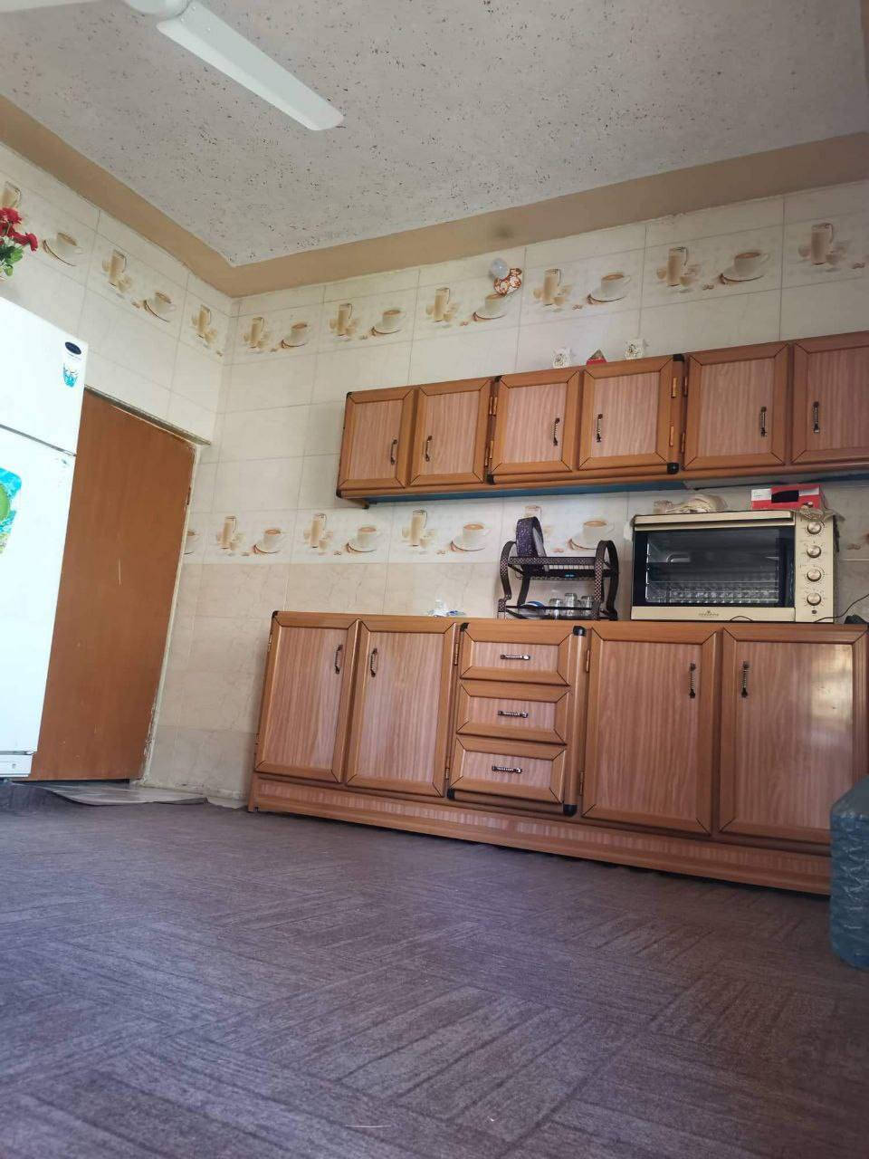 بيت للبيع مساحه 450متر طابو صرف مع نفس قطعه مجاوره سند واحد بناء قديم 2005 كاونكريت غرفتين وصاله وستقبال مطبخ حسب ماموضح بالصوره (حله ابي غرق خلف محكمه شارع تبليط يبعد عن البيت 10مترات +واقع بين مدرستين متوسط +عداديه بنات )سعر 165 بيه مجال ‏‪078-878-26380‬‏
