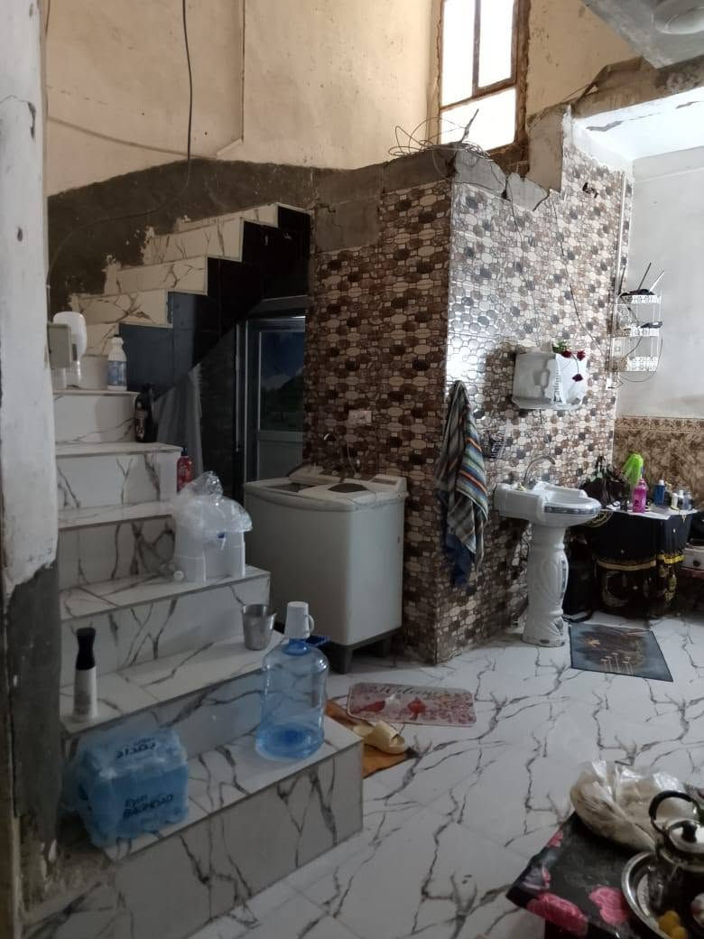 بيت للبيع بسعر مناسب بيع مستعجل... 
ام الخيل الرابعة 100 م بناء طابقين عكادة والاساس مسلح غرفة نوم وصالة استقبال ومطبخ وصحيات 
الطابق الثاني غرفتين وصالة وصحيات
لمعرفة السعر راسلني خاص او اتصال *********** مكتب المحنه
