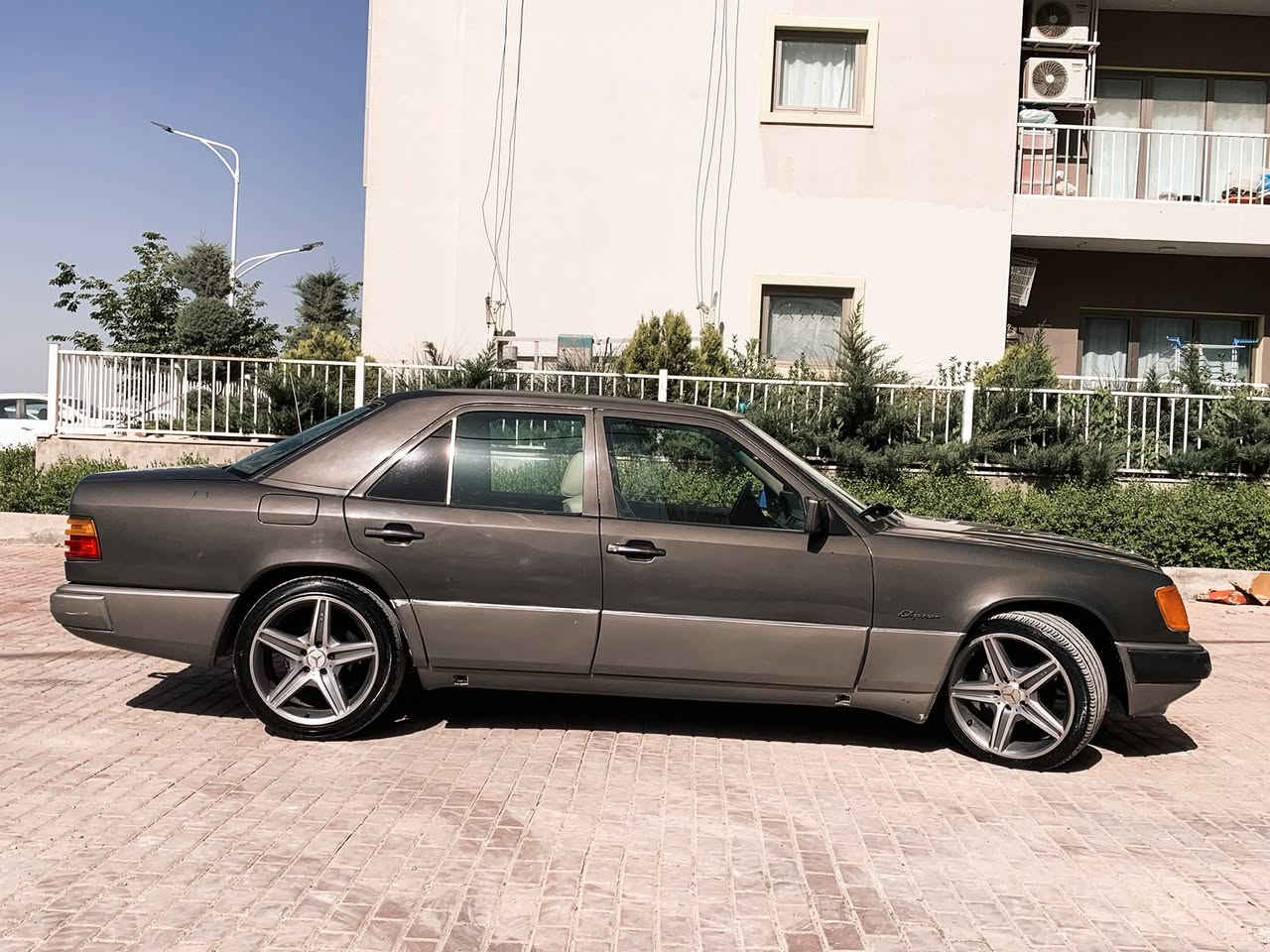 مارسیدس بێنز E300
دروسکراوی ١٩٨٨
مەکینەی کراوە بە ئەڕنەب 
ئاڕم پلاستیک هەولێر 
خرامە هەموو شتێ بە شەرت
کامل بۆیاخ بۆ جوانی
ئێشتا پۆڵیشم نەکردوە
پێش و دوا تەقەو ڕەقە بە شەرت
تەبرید گەرمی بە شەرت 
بەکورتی لە دەعامی بۆ دەعامی بە شەرت 
شوێن سلێمانی
لە نزیکەوە لە ڕەسمەکان جوانترە 
نرخی ٤٦$ مەجالێکی کەم 
ز.م:***********
تکایە موشتەری تەلەفونکە جوابی مەسج نایەمەوە
