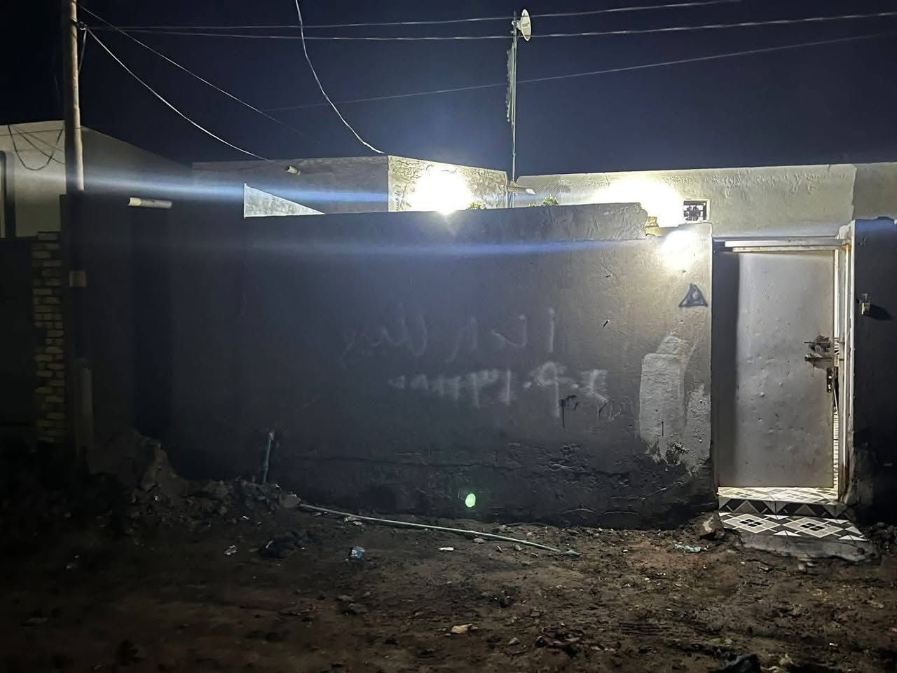 سلام عليكم بيت للبيع

المساحه 150متر

يحتوي على غرفة عدد 1

صاله

استقبال 

صحيات خارجية

حمام داخلي 

منور 

طارمة

مطبخ 

كما موضح في الصور والفيديو

موقع البيت 

الديوانية قضاء السدير قرب غسل الدولاب  حي الجواد

تشتري البيت كبل تكعد فارغ البيت 

كامل ع اخر شي مناقص كلشي 

السعر ٣٥وبي مجال

للاستفسار الاتصال على الرقم ***********
