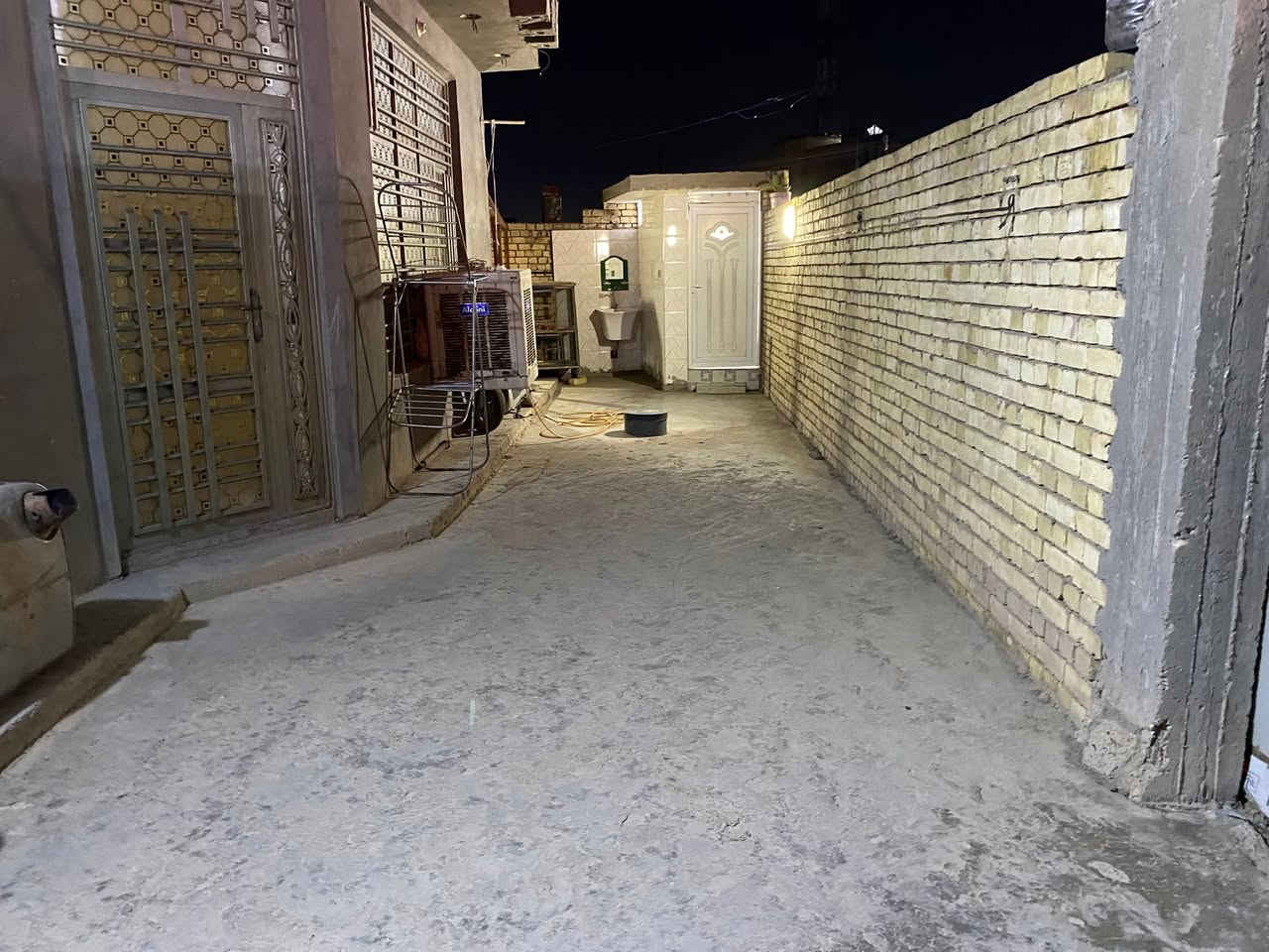 بسم الله الرحمن الرحيم 
دار زراعي للبيع في حي طارق شارع القديم في شارع معمل الغاز 
للاستفسار ***********
المساحة ٢٠٠متر
