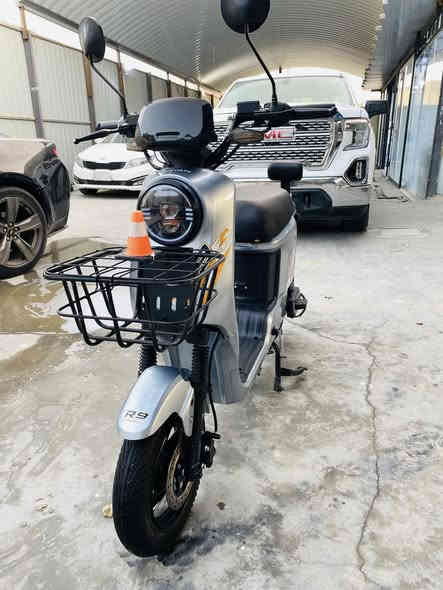 السلام عليكم اخوان للبيع دراجه شحن نوعR9الدراجه ب جيس ماناقصها اي شي برغي واحد مامفتوح بيها 

مواصفاتها  
بصمه2
كارت2
سويج2.             معدل السرعه 90

لايت 
بك لايت 
اشاير 
دبل إشاره 
هورن 
ترجع بك 
مري جانبي 
باندام 
مكان شحن موبايل
ام بي ثري يربط موبايل 
السعر٥٥٠وبيها مجال قليل 
العنوان الناصريه مركز شارع٣٠
                      
                               رقم موبايل***********
