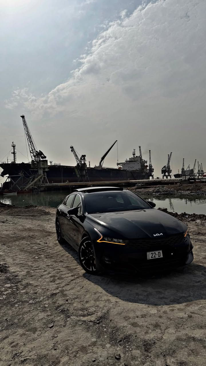 سلام عليكم كيا K5 جيتي لاين موديل 2023 رقم اربيل حادثها قطعه وحده صبغ لبنيد فقط شاصي لغد كفاله ولباقي كفاله بيها مكانين بارد ع كد صبع دواخل احمر 
 182 ووبيها مجال كلش قليل مكان سياره بصره *********** 
مواصفات الجيتي لاين معروفه 

محرك 1.6 لتر تيربو
 • قوة 180 حصان 
 • گير أوتوماتيك 8 سرعات
 • نظام دفع أمامي FWD
 • وضعيات قيادة Smart / Eco / Normal / Sport
 • ويلات رياضية 18 إنج
 • إضاءة أمامية LED
 • إضاءة نهارية DRL
 • سقف بانوراما
 • مرايا كهربائية مع إشارات
 • شاشة وسطية 10.25 إنج
 • Apple CarPlay
 • Android Auto
 • شاشة عدادات رقمية
 • مقاعد جلد GT-Line
 • مقعد السائق تحكم كهربائي
 • تشغيل بصمة (Smart Key)
 • تشغيل عن بعد
 • شحن لاسلكي للموبايل
 • مكيف أوتوماتيك ثنائي
 • حساسات أمامية وخلفية
 • كاميرا خلفية
 • نظام الثبات الإلكتروني ESC
 • ABS مانع انغلاق الفرامل
 • Auto Hold
 • حساس النقطة العمياء
 • تنبيه الخروج عن المسار
 • وسائد هوائية متعددة
