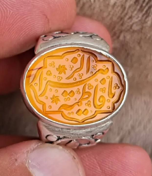 عقيق يماني اصفر زعفران مخطوط خط المبدع محمد همداني 
                       🌞يا فاطمه الزهراء 🔥 
بصياغه يدويه ثقيله للبيع مكاني بغداد يوجد توصيل إلى جميع المحافظات للبيع فقط فقط أحبتي الغوالي ما اراوس بس ابيع 
***********
