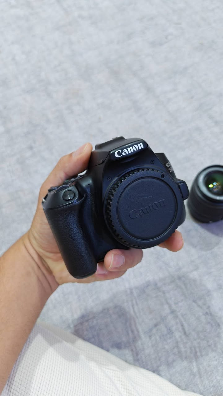 📸 للبيع: Canon 250D (EOS Rebel SL3) بحالة ممتازة جدًا
مواصفات الكاميرا:
✅ مستشعر APS-C بدقة 24.1 ميجابكسل 
✅ معالج DIGIC 8 السريع 
✅ تصوير فيديو 4K UHD 
✅ شاشة لمس متحركة بالكامل (Vari-Angle)
 ✅ نظام تركيز Dual Pixel AF (في تصوير Full HD) ✅ اتصال Wi-Fi وBluetooth 
✅ خفيفة الوزن وسهلة الاستخدام، مناسبة للمبتدئين والمحترفين وصناع المحتوى.
المرفقات:
 📷 عدسة Canon 18-55mm 
📷 عدسة Canon 50mm f/1.8 
🔋 بطارية عدد 1
💾 كارت ذاكرة 32GB 
🛡️ درع جيلاتين لحماية شاشة الكاميرا
💰 السعر:550 الف
📍 الكاميرا بحالة ممتازة وجاهزة للاستخدام مباشرة.
📞 للتواصل عبر واتساب أو الاتصال: 

***********

اذ تحب تشوف تصوير الكاميرا ودقتها ادخل هنا 
https://www.instagram.com/fusion__pho?igsh=MWgyMHhydmRyYjNwNg==
