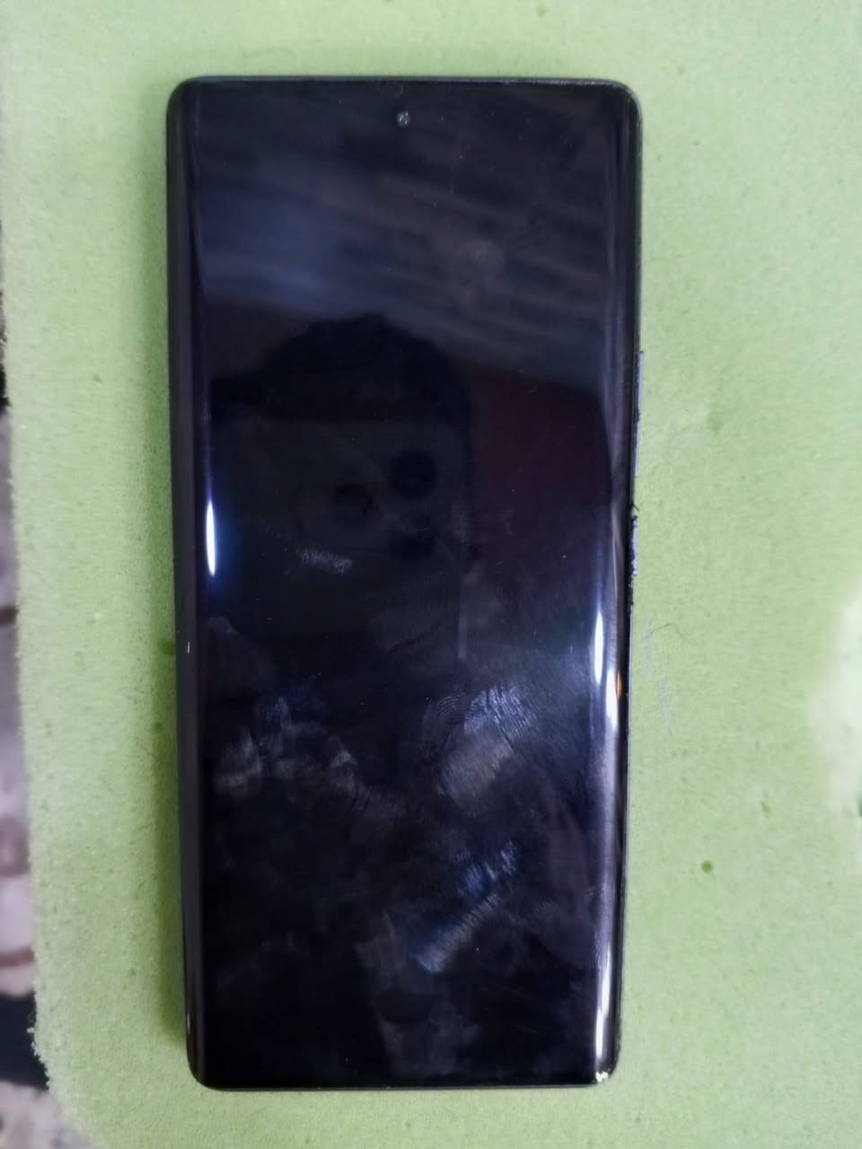 سلام عليكم شباب هاذ جهاز للبيع مبدل شاشه اصليه جهاز نضيف الحاب يشتري يجي خاص او يتصل على هاذ رقم/***********
