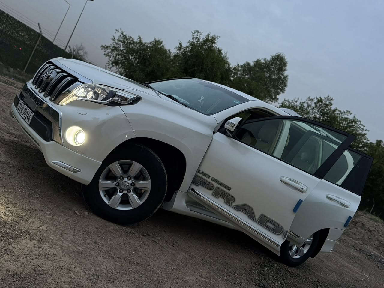 السلام عليكم اخوان

برادو موديل 2014 VX الفول مواصفات باب الأول 
الجنايه يعرفون شنو الvx

مكفوله من الصبغ والتبديل والبارد والفحص داخل المنشور 
ماشيه ١٢٦ حقيقي ع فحص بشرط سبير الشركه منازل
السياره جهازه من كلشي مابيها اي نقص 
رقم بغدادالجديد باسمي 
السعر ٣١٨ وبيها مجال بسيط للشراي 
مكاني بغداد 
***********
