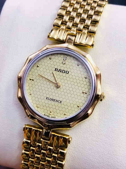 ساعة رادو  ( RADO) فلورنس      
سويسري اصلي انتاج الثمانينات 
مينه خليه النحل 
كواتز - تغليف ذهب      
لوك غير مستعملة 
مع العلبة الأصلية والكرنتي  
للاتصال ***********

