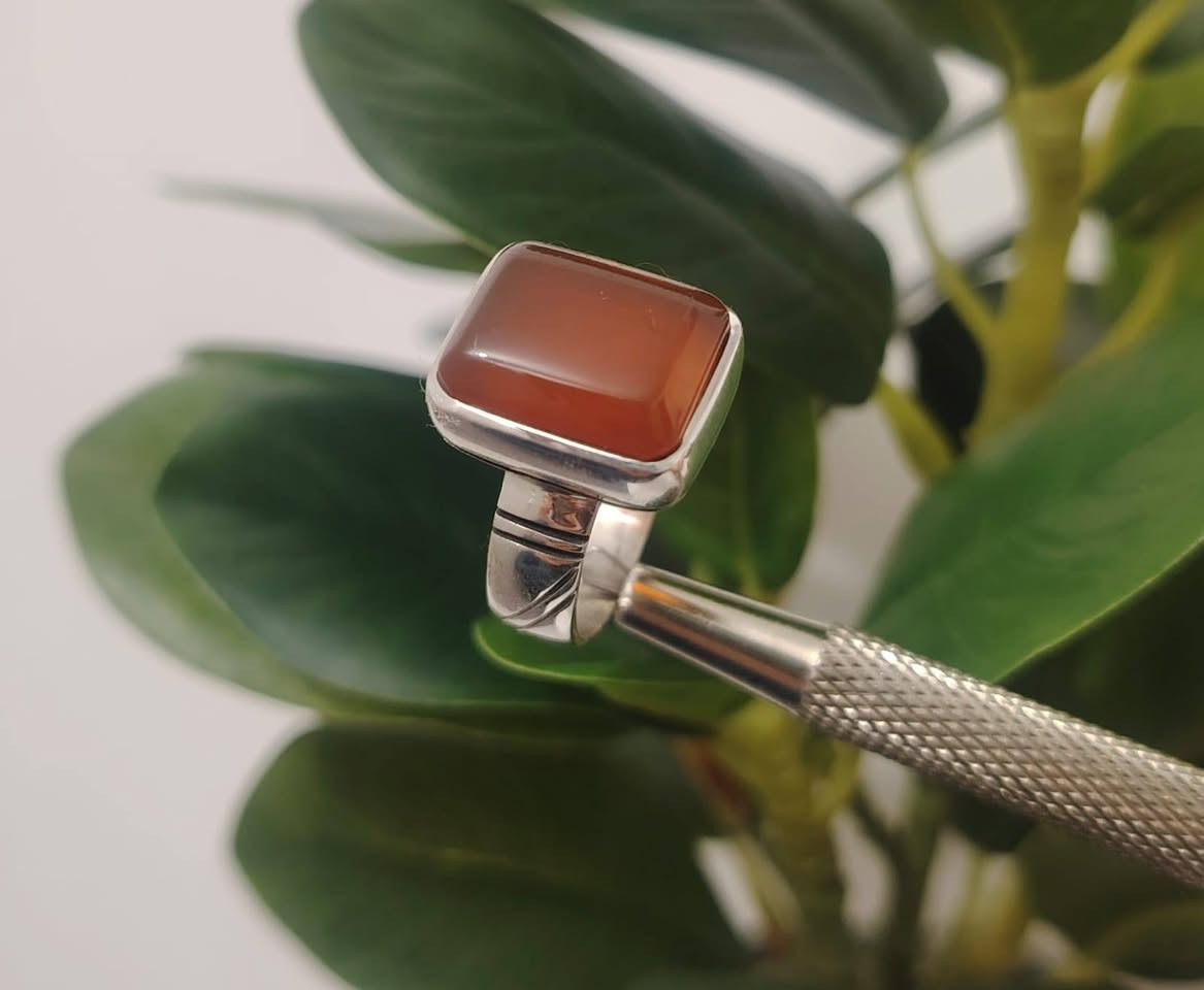 خاتم من العقيق اليماني الطبيعي
صياغه ثقيلة وجميله فضه عيار ٩٢٥
يوجد توصيل الى جميع المحافظات
التواصل ع الخاص او ع الواتساب ***********
