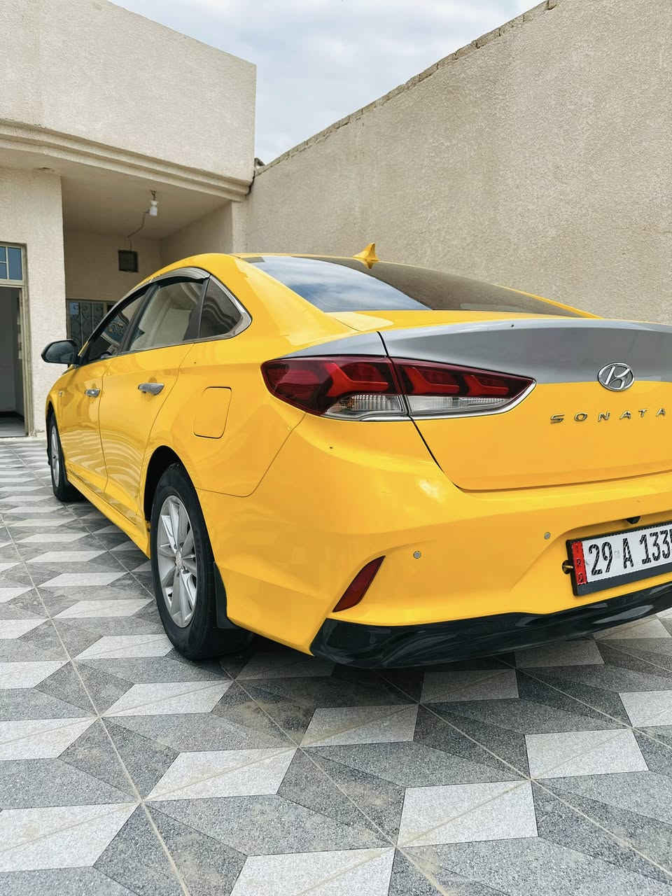 السلام عليكم
سياره سوناتا 2023 كفاله عامه 
 رقمها واسط انكليزي 
منضومه غاز ابلادي
مكان السياره كوت 
السعر 200$
***********
