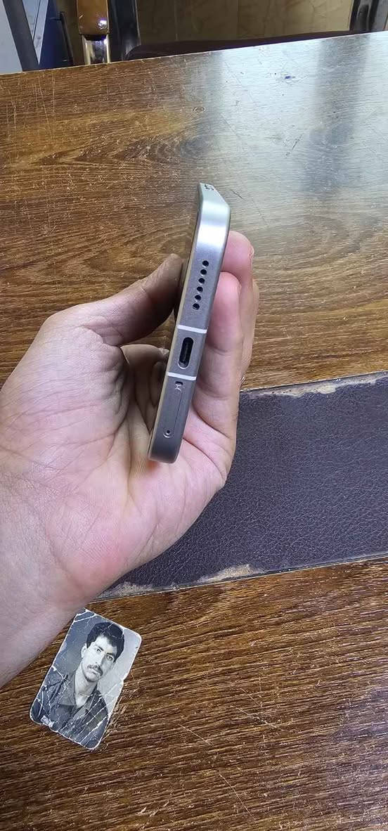 للبيع Poco F8 Pro اخو الجديد السعر 750مكاني نجف 

مواصفات الجهاز ⬇️⬇️⬇️

المعالج : Snapdragon Elite الرائد بدقة تصنيع متطورة (3) نانومتر).

المعالج الرسومي Adreno يقدم قفزة هائلة في الأداء وتقليل استهلاك الطاقة).

الذاكرة العشوائية (RAM): تأتي بسعة 12 جيجابايت من نوع LPDDRSX السريع جداً تصل إلى 9600Mbps).

ذاكرة التخزين  512 جيجابايت من نوع 4.1 UFS عالي السرعة.
                   ⬇️   ( البطارية والشحن )  ⬇️

ه السعة بطارية ضخمة جداً بحجم 6210 مللي أمبير

الشحن السلكي: شحن فائق السرعة 100 واط

HyperCharge يشحن الهاتف بالكامل إلى %100 في حوالي 37 دقيقة فقط عند تفعيل وضع المعزز).

الشحن العكسي يدعم الشحن العكسي السلكي لتغذية الأجهزة الأخرى بقدرة تصل إلى 22.5 واط
 
                        ⬇️  (  الشاشه ) ⬇️

النوع : POCO HyperRGB AMOLED مخصصة لحماية العين ومقاومة الوميض.

الحجم: 6.59 بوصة بإطارات نحيفة جداً وشبه متساوية الأطراف).

الدقة : 2510 × 1156 بكسل وضوح ممتاز يقارب الـ 2).

معدل التحديث يصل إلى 120 هرتز

معدل استجابة اللمس حتى 480 هرتز

ويصل إلى 2560 هرتز Instant Touch

Sampling Rate عند تفعيل وضع مسرع

الألعاب (Game Turbo).

السطوع ذروة سطوع تصل إلى 3500

نيتس (Nits).

الحماية طبقة زجاج Corning Gorilla Glassi ودعم ودعم لتقنيات +Vision Dolby 9 HDR10 .

                  ⬇️  ( الميزات الإضافية ) ⬇️

مقاومة الماء والغبار حماية كاملة بمعيار IP68 (مقاوم للغمر في الماء العذب.

بصمة الإصبع مستشعر متطور يعمل بالموجات فوق الصوتية (Ultrasonic) مدمج تحت الشاشة أسرع وأدق بكثير.

الصوت مكبرات صوت استيريو متناسقة مدوزنة بالتعاون مع Bose وتدعم تقنية.Dolby Atmos

الشبكات يدعم تقنيات الجيل الخامس 5 وشبكات 7 Wi-Fi الحديثة، بالإضافة إلى دعم ال SIM.

الوزن والسماكة يزن الهاتف 199 غراماً، وبسماكة 8.0 ملم فقط رغم حجم البطارية الضخم.

شراي راسلني خاص مكاني نجف 

. النجف, العراق


**إذا كنت صاحب هذا الإعلان وتريد حذفه لأي سبب، رجاءا أرسل رسالة إلى الدعم الفني**
