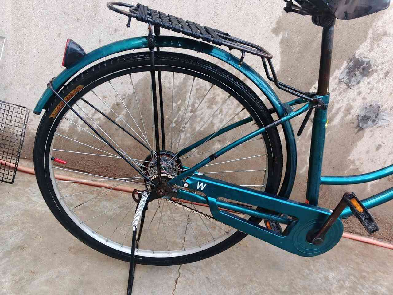 سلام عليكم بايسكل نضيف اي عيب مابي نضافه فوول مكاني كركوك بنجا علي السعر 85 وبي مجال الشراي يتصل او يراسلني واتساب ***********
