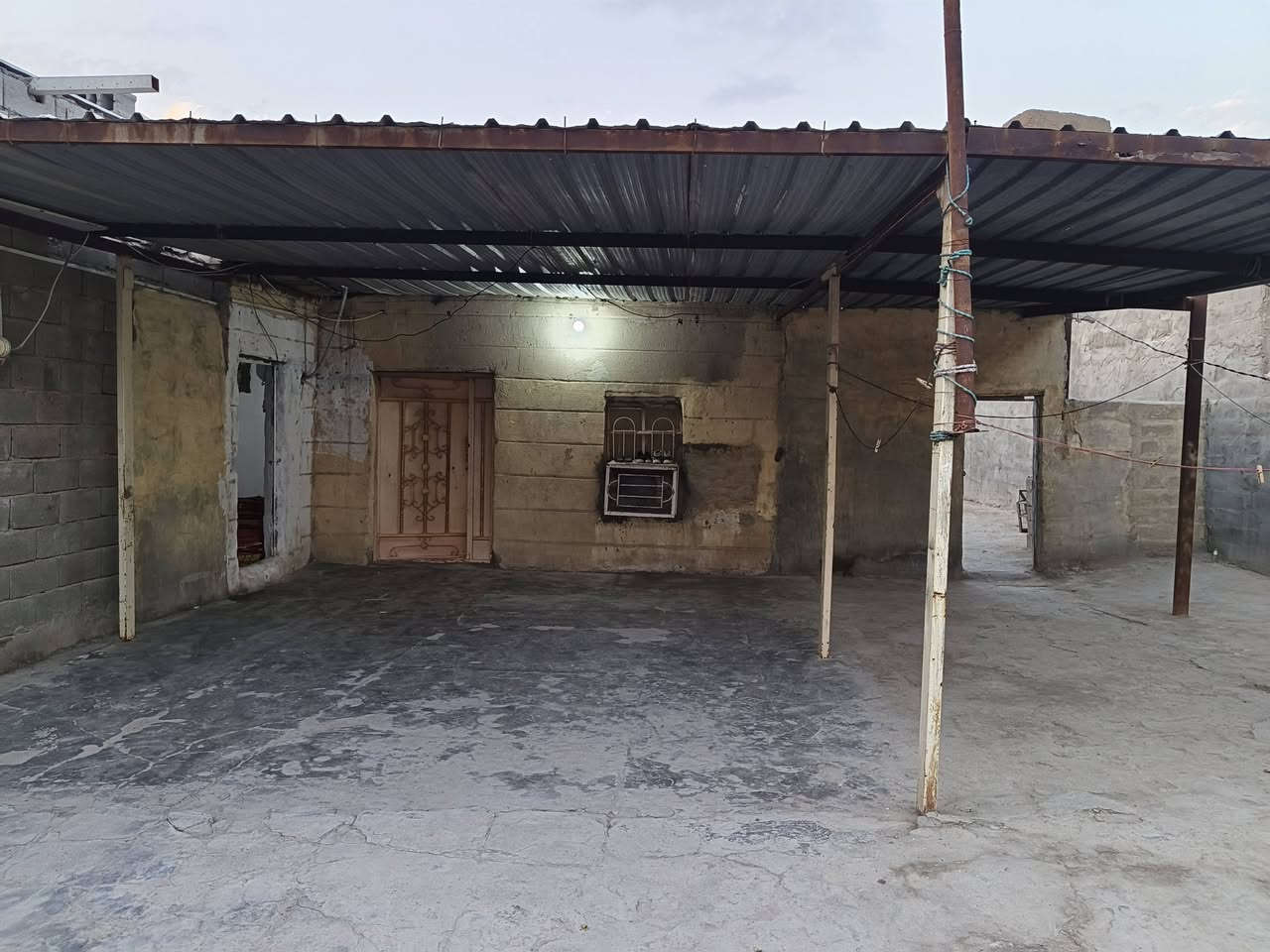 السلام عليكم بيت للبيع في قضاء الزبير منطقة حي الاسراء قرب الشقق الحمراء مساحة البيت 300 متر يحتوي البيت على غرفتين وصالة ومطبخ وديوان ومحل كبير السعر جداً مناسب للتواصل واتساب رقم هاتف ***********
