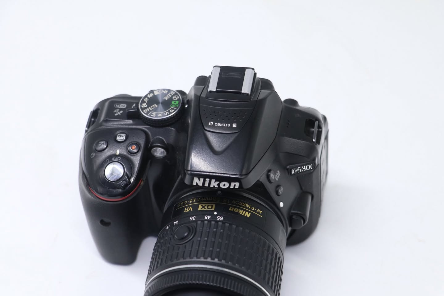 كأمره نيكون    (💣 ✨5300D 📸💣) نضافه 99/100 كامل ملحقات
شاشه قلابه 360 درجه📸
1- رام 32✅
2- حقيبه✅
3- حزام كتف✅
4- شاحنه اصليه ✅
5 بطاريه اصليه ✅ 
6- كيبل نقل صور ✅
يوجد توصيل كل العراق 🚚 السعر (⬅️385➡️) 
 ***********
