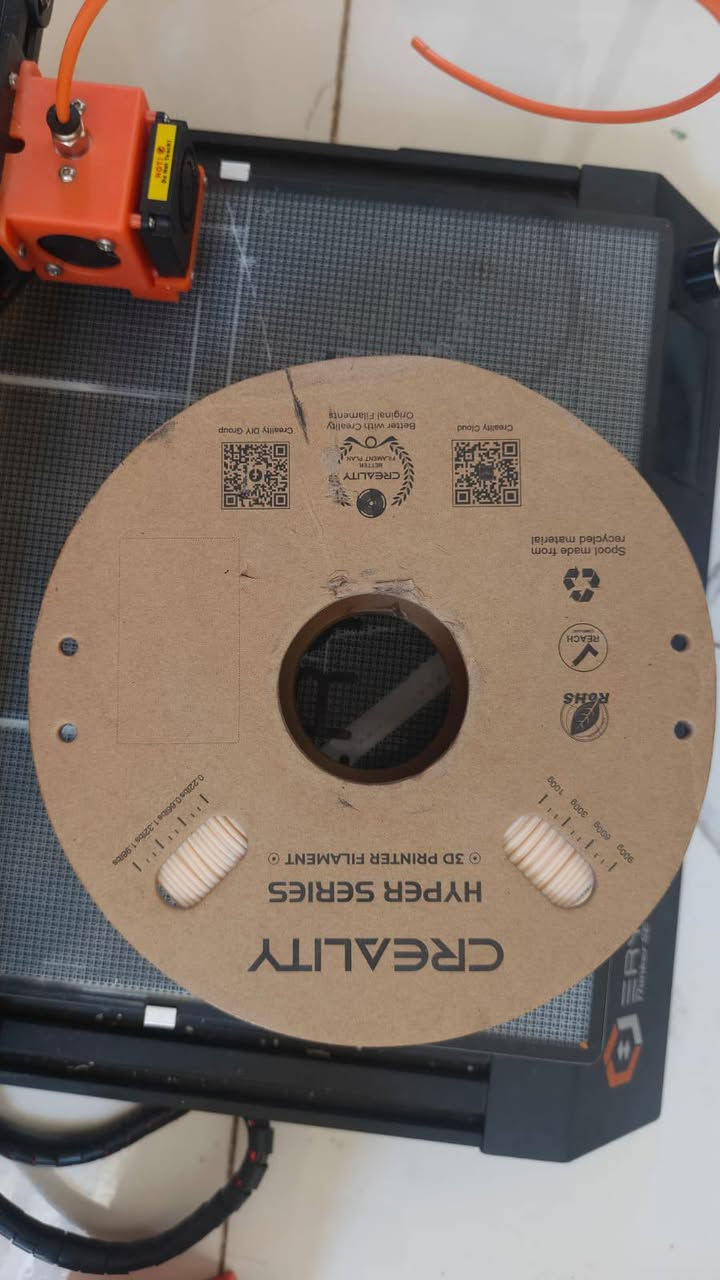 السلام عليكم هاي طابعه 3D  وهاي مواصفاته والي ايريد يدخل يبحث عليه او يتاكد ويشوف بعينه وكلش نضيفه وما مطبوع بيه غير مرتين او شوفت عينكم نضافته 98٪ وشغاله ما بيه اي نقص + وياه روله فلمنت كامله وجديده وسعره 325 وبيه مجال بسيط للاتصال 

 ***********

هذه الطابعة هي Eryone Thinker SE، وهي طابعة ثلاثية الأبعاد تعتمد تقنية FDM.     حجم الطباعة: تتميز بحجم طباعة كبير يبلغ
 (40 سم عمق/ 30 سم عرض / 40 سم ارتفاع) 
هدوء التشغيل: تستخدم مشغلات محرك خطوي من طراز TMC2208 لجعلها هادئة جداً أثناء العمل، حيث يبلغ متوسط الضوضاء التشغيلية 49 ديسيبل.  سطح الطباعة: تأتي مع سرير زجاجي ساخن ومزخرف لتحسين التصاق المطبوعات.  مميزات إضافية: تدعم استئناف الطباعة بعد انقطاع التيار الكهربائي وتتميز بسهولة التجميع (حوالي 15 دقيقة).
