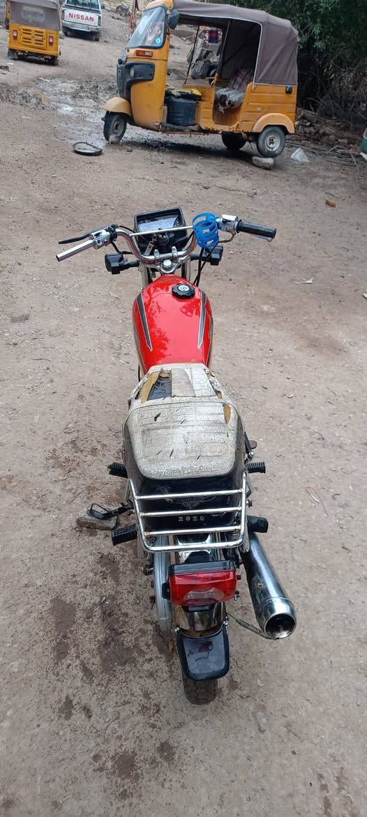 السلام عليكم دراجه ايرانيه موديل 20 دراجه ماكينتها كامله لا تنقص ولا تبخير تشتغل من الجوزه وتطفى من الجوزه اشياير موجوده اربعه مشدودات اثنين لشاير الخلفيه يرادلها رواسط سعر الدراجه 350 وبيها مجال للشراي مكاني بغداد نهاية سبع قصور بلوسمة ‏‪0770 136 0465‬‏
