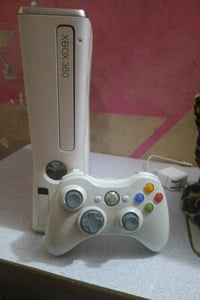 XBOX  360   شغال نظيف كامل مامفتوح كامل وايرات ويدة  هارد 320GB  السعر...