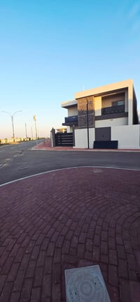 السعر: 260 مليون (وبي مجال) بيت للبيع الموقع: مجمع الفاروق 2 (قرب جامع...