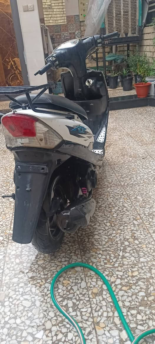 السلام عليكم للبيع او مراوس
ماكس عدله 
كفرات ختم واحد 👍🏻
مكينتها خرسه 
كهربائيات كلها شغاله  
 بيها تزويد دبلات اماميه رياضي وقطرة دهن رياضي 
شغاله سلف وهندر
دهنها كل 15يوم ابدله  
سعر  475 بيها مجال بسيط 
مكان الدراجه بغداد الغزاليه الهياكل
رقمي ***********
