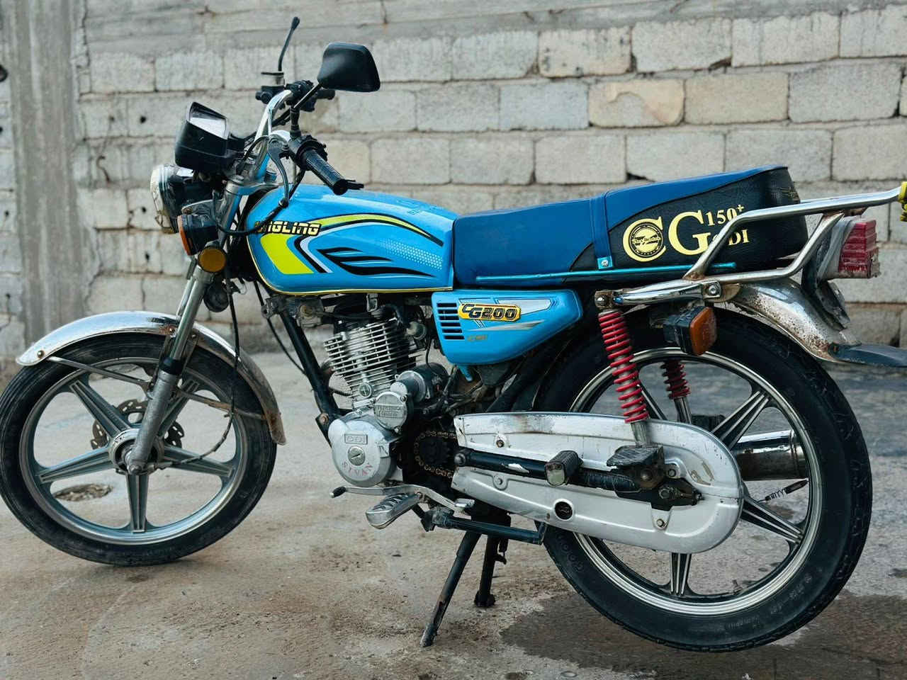 سيفان ٢٠٢٠ محدث ٢٥ جديد أوراق كاملة كل شيء شغال بس السلف يرادلة شخاطة
سعر ٣٧٥ 
***********
