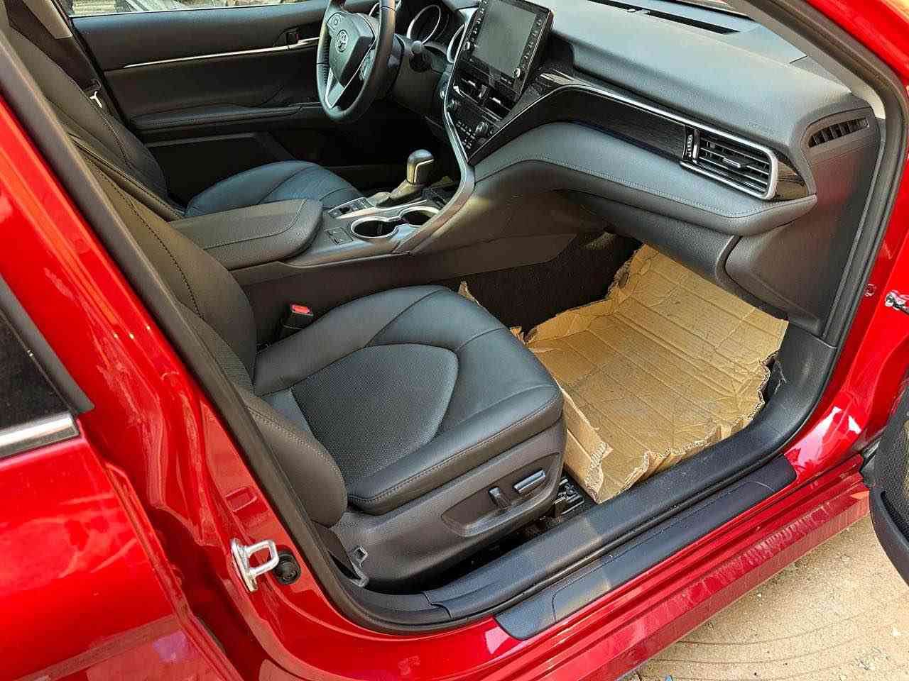 مكينتها 2500 هايبرد 
بيها مواصفات كاملة:
 تسخين بالكوشنات
كوشنات كهربا، جلد، ويا داتاشو 
مرايات رادار، رادار أمامي وخلفي
تحديد سرعة، ونظام البريك الأوتوماتيكي
فتحة سقف ، سبويلر 
بيها 3 وضعيات سياقة: ECO – NORMAL – SPORT
شاشة كبيرة ونظام صوتي JBL
بريك بصمة، Auto Hold

 مواصفات هواية بعد
قطعتين بيه بنيد وجاملغ مبدلات اصليات تفصيخ بدون دواخل
ايرباك برده فقط 
مرقم بغداد  
سعر 215 وبيها مجال حك الجية
مكان السيارة الشعب
رقم بغداد 
رقـــم   *********** بغداد, العراق
