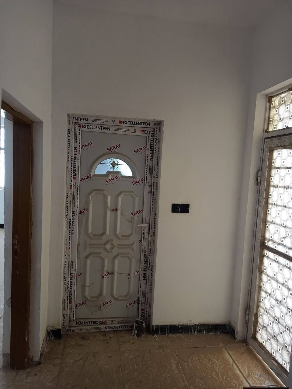 دار للبيع في مجمع بيتي الأول مساحه 200 متر طابقين
يحتوي على ثلاث غرف فئه B 
موقع مميز عكس الشمس وجه كوفه وعلى ساحه 
سند حر يباع نقداً بسعر مناسب 
للتواصل 
***********
***********
