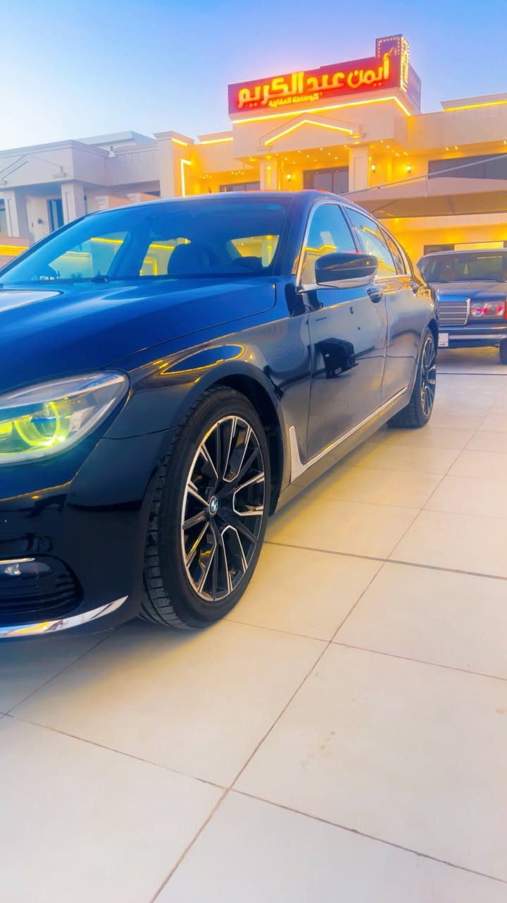 السلام عليكم 
للبيع BMW740i
وارد الماني جاية بدون صبغ 
عندي صار بية صبغ بنيد فقط بدون حادث 
ماشية 97 الف 
موديل 2018
مابية اي نقص سيارة جاهزة من كلشي 
للاستفسار *********** 
مكان السيارة بغداد السيدية

