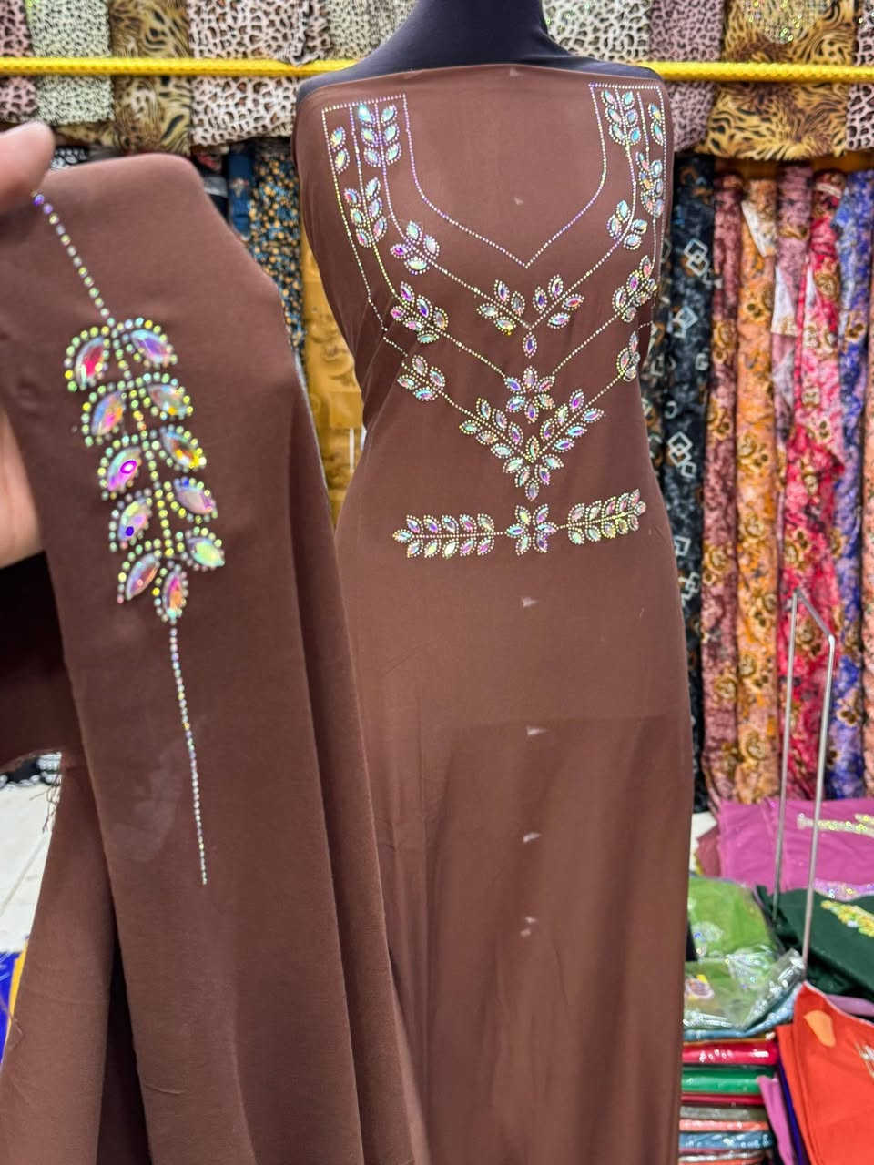 شغل ستراس + حجر شغل ايد الوان 

موديلات جديده ونقشات مختلفه 

متوفر على كل الالوان كشمير الساده واللمع 
السعر قطعه مترين ونص مطرز صدر وردن كامل 15.000 فقط

توصيل لجميع المحافضات 5.000 
متوفر جمله ومفرد


**إذا كنت صاحب هذا الإعلان وتريد حذفه لأي سبب، رجاءا أرسل رسالة إلى الدعم الفني**