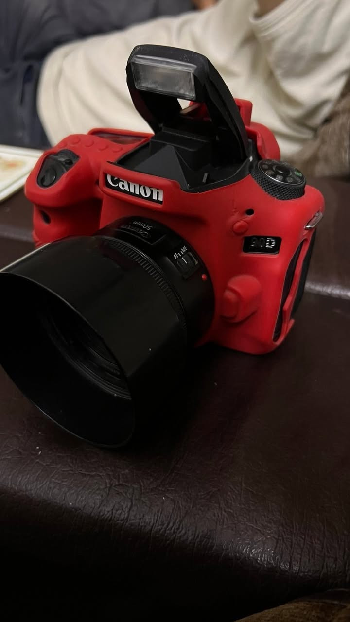 � للبيع Canon EOS 90D + عدسة Canon 50mm الأصلية

✅ حالة ممتازة جدًا واستعمال خفيف.
✅ تصوير فيديو بدقة 4K Ultra HD.
✅ شاشة متحركة (Flip Screen).
✅ مناسبة للتصوير الاحترافي وصناعة المحتوى.
✅ الكاميرا والعدسة بحالة ممتازة وجاهزة للاستخدام.

📞 للاستفسار: ***********
