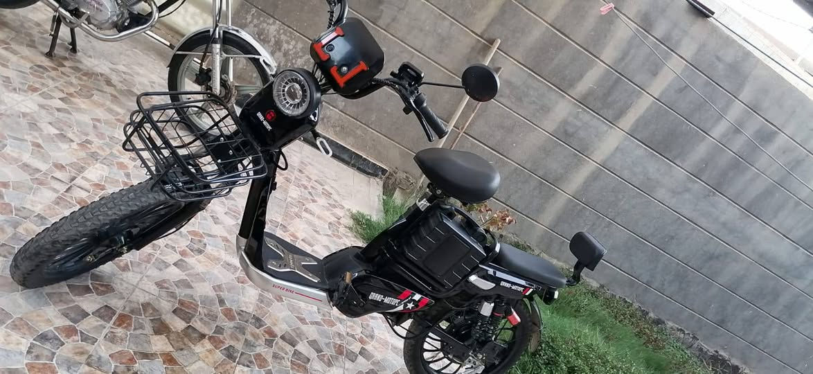 دراجه شحن جديده مستعمل اقل الشهر اربع بطاريات كبار حجم الملف.1000w... سرعات 3 
سرعته 60 شاشه تعرضلك الاعطال بصمتين وسويجين  قفل بريك انضمة سرقه مابيه اي نقص ترايك وين ما اتريد
  سعره 500 الف.        ***********

