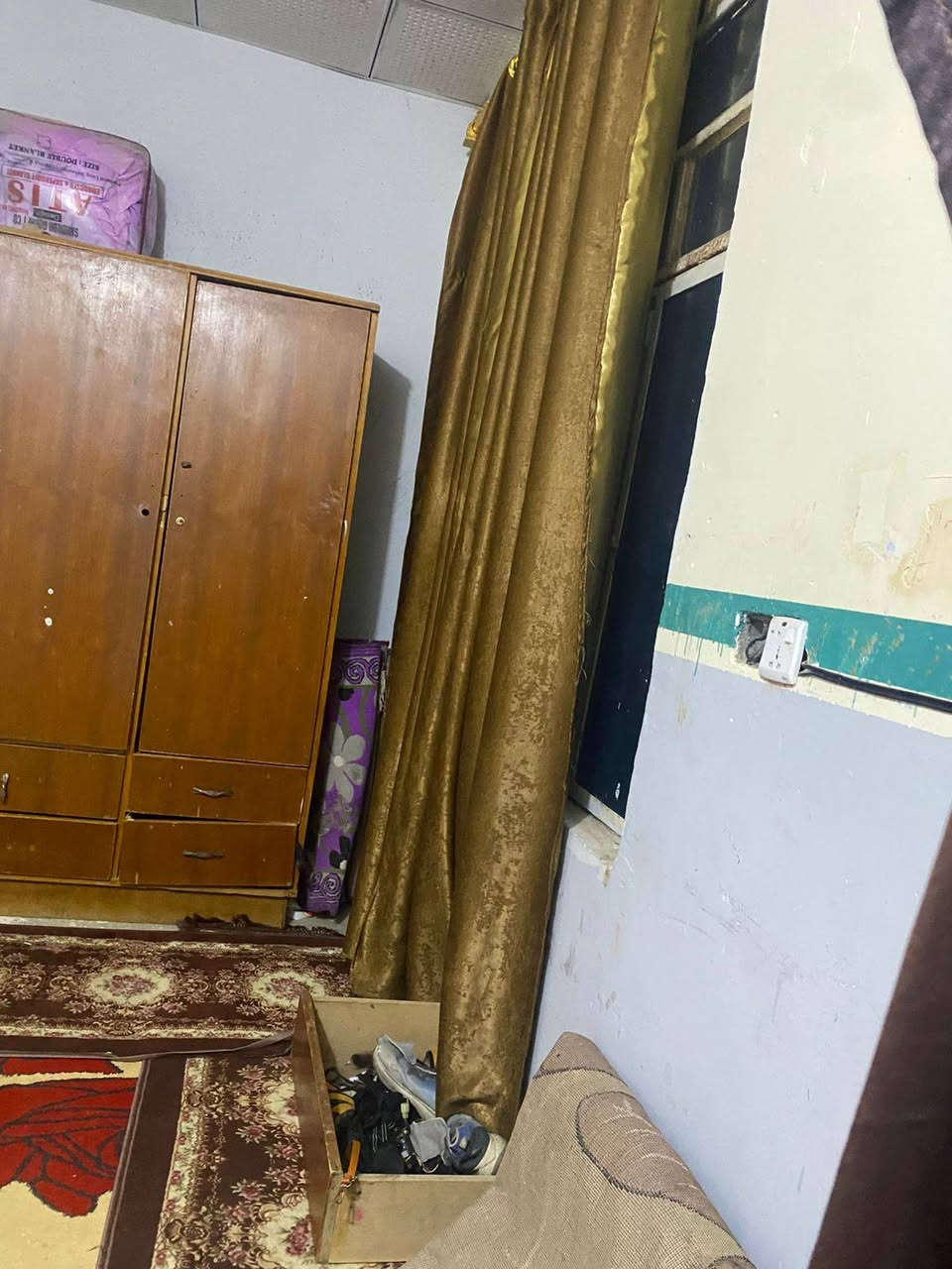 سلام عليكم بيت مساحه 240متر بناء جديد ملك صرف سند 25 يحتوي عل غرفتين نوم وستقبال  بقيت خدمات عنوان بغداد الراشديه حي سلام مقابيل مزرعه نخيل مراجعه عل التصال بل رقم ***********
