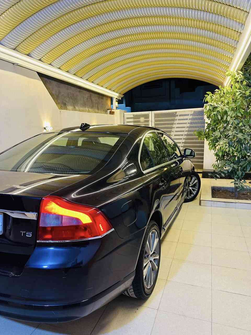 مكلف بلنشر 

السلام عليكم 
للبيع فقط فولفو S80 موديل 2011 لون اسود محرك 4 سلندر توربو سيارة مكفولة بيه بارد باب خلفي جهة سايق فقط كشنات جلد لايت زنون بلادي محرك وكير مكفولات صدر جديد شاشة وسطية سيدي جنجر تحكمات ستيرن كروز سرعة تشغيل بصمة حساسات خلفية لايت متحرك سايد بريك كهربائي ويل حجم 17 كروم وتخم تاير جديد سيارة رقم اربيل جديد سنوية جديدة تحويل مباشر 
مكان السيارة واسط/العزيزية 
السعر 90$ ورقة وبيه مجال بسيط 
لتواصل ***********
