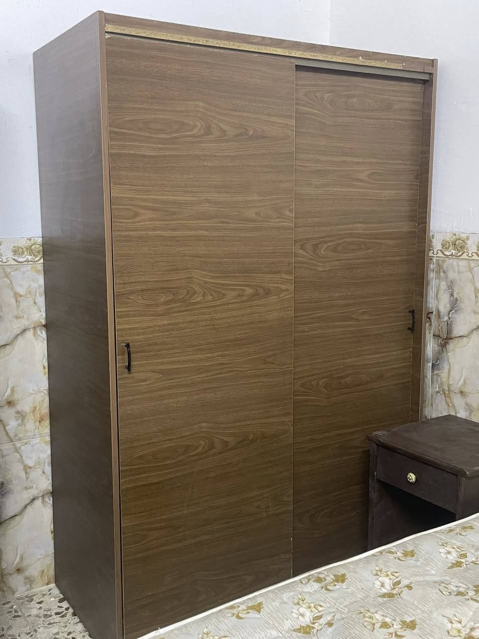 السلام عليكم عندي كناتير خشب عراقي ثقيل مو تركي بيبانه سلايت وجربايه للبيع وياها كومديات مالتها وميز تواليت الاتصال بهذا الرقم ***********
