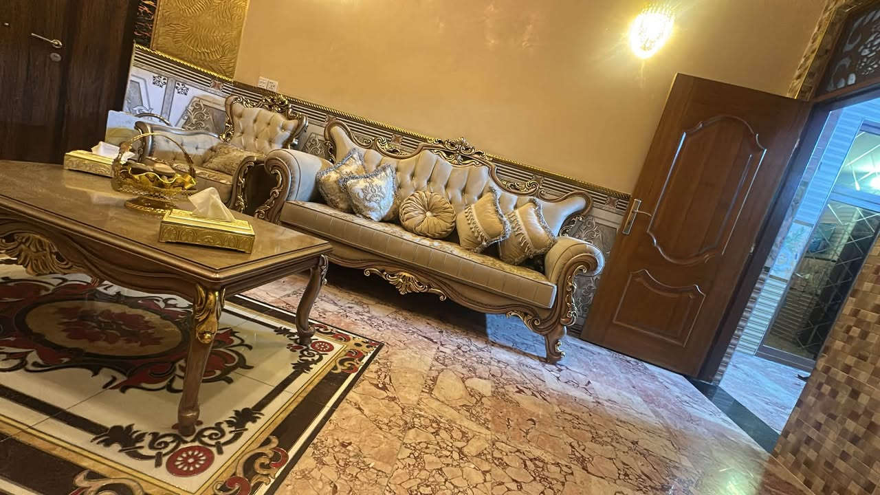 السلام عليكم دار للبيع قطاع 43 مساحة 144  فرع عريض  قريب شارع الفلاح سادس بيت بناء قبل 5 سنوات جديد بسمي  متعوب علي جدا جدا  يحتوي ع صالة غرفه نوم مطبغ هول 
حولي او ساحة درج طابق ثاني 4 غرف نوم  بيتونه مع مخزن  
***********
