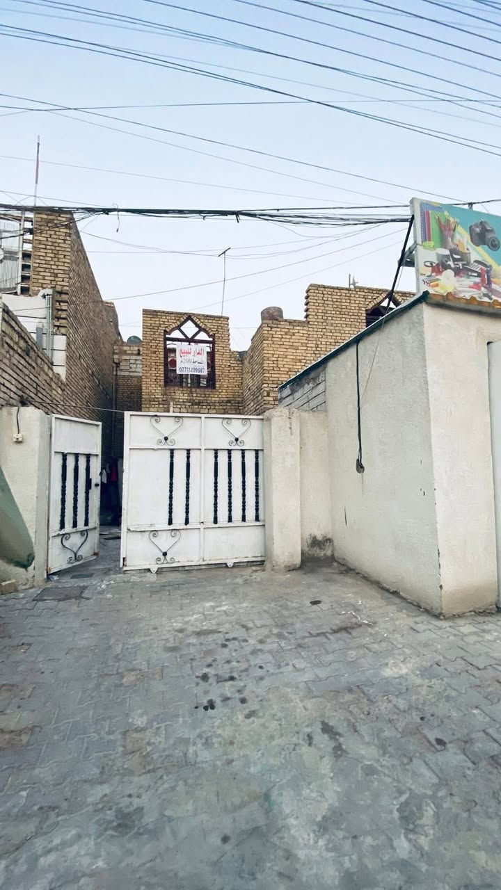 دار للبيع مساحة ٢٠٠ متر طابق ونص
حي الحسين الجديد قرب مدرسة الرائد العربي 

للاستفسار ***********
