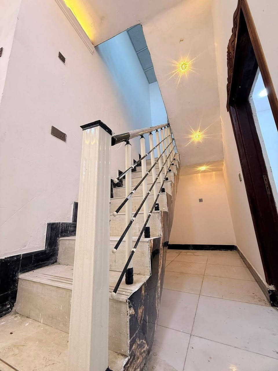 #اسعد_الله_أوقاتكم_بكل_خير👋⁉️
دار سكن للبيع ⛪️ بسعر بلاااش 

#المساحه :: 130 متر  بناء حديث بعده بل جيس

#يحتوي البيت على غرفتين نوم 
و ديوان 
و صاله 
و مطبخ 
و صحيات داخلي و خارجي و كراج سياره 
بيت كلش مرتب 

كافه الخدمات متوفره 

#جنس_العقار :: طابو صرف زراعي بأسم عراقي سند ٢٥ راعي لارض ساكن نفس المنطقه 

#العنوان ابو الخصيب  :: قرب المحكمه الجديده يبعد عن المحكمه مسافه قليله 
ثالث بيت عن تبليط 

#السعر 75 مليون و بي مجال 
#للاستفسار الاتصال على الهاتف 📞***********))📳
