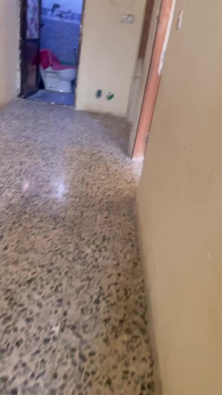 دار للأيجار مساحة ٧٥ يحتوي على ٣ غرف نوم مع استقبال حمامات ٢ داخلية وواحد خارجي ومطبخ صغير ( الايجار ٥٠٠ الف ) الضباط الفرع المقابل كريم الكعبي ( شارع معارض الكاشي ) للاتصال على الرقم ***********
