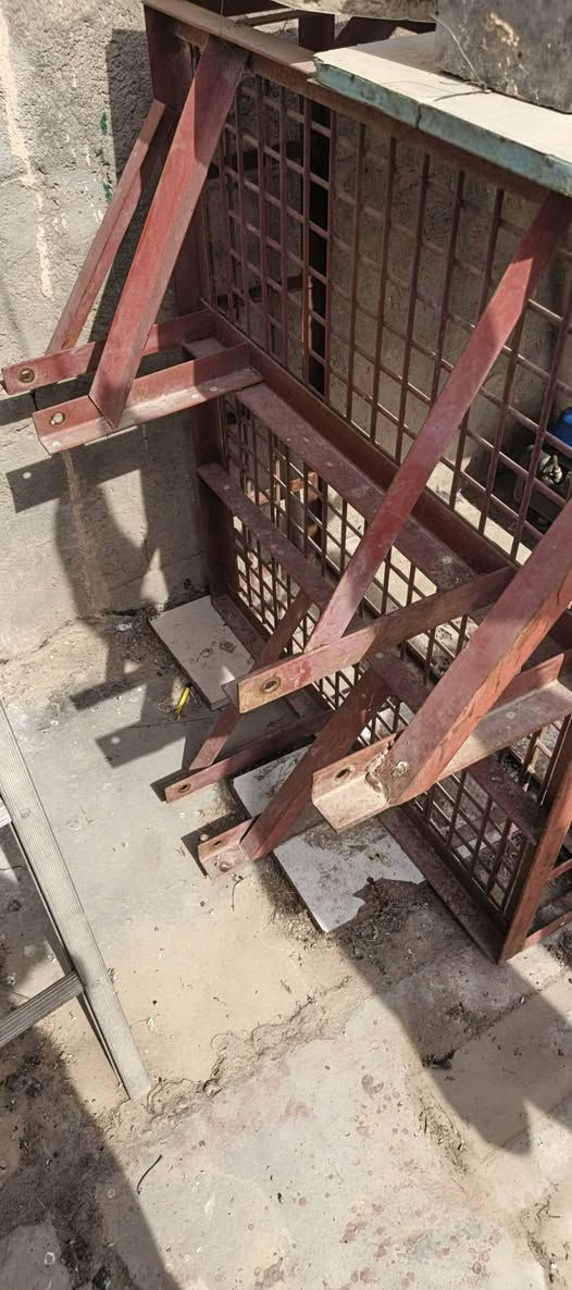 السلام عليكم عربانة للبيع سعر 150 المكان بغداد مدينة الصدر المشتري خاص أو على الرقم ***********
