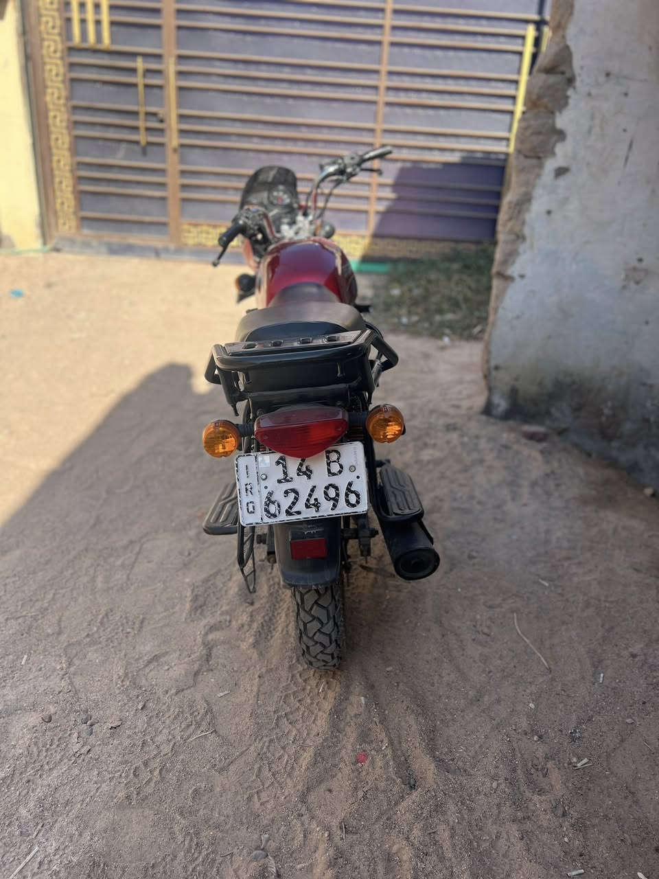 بوكسر ٢٠٢١رقم وسنويه ٢٠٣٠دراجه نضيفه ماشيه ٢٧الف          قم الهاتف :*********** السعر ١٩٠٠
