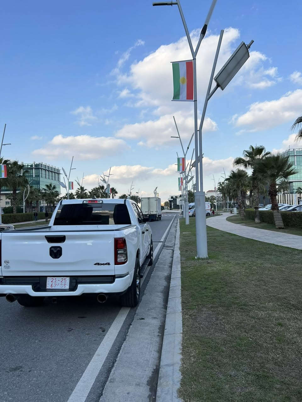 سلام و عليكم
2023
رام بيك هورن 
شاشه تيسلا 
كوشنات الأمان تدفيا 
٨سلندر أي تورم 
ماشي٥١ميل 
ارباك استيرن دشبول 
***********
