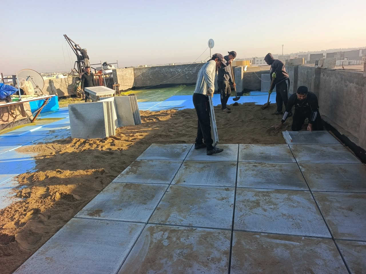 تطبيك شتايكر كرستة وعمل فلين او بدون فلين
1 تنضيف
2فلانكوت إماراتي 
3 زفت
4 زميج
5 تطبيك الأشتايكر
6 فلين ابيض عراقي ٣ سم
7 فلين ابيض عراقي ٥ سم
8فوم الاازرك ٣ سم
9فوم الاازرك ٥ سم
10 نايلون
قلع واعادة ماستك واعادة السطوح القديمه 
للااستفسار اكثر الاتصال
***********
***********
