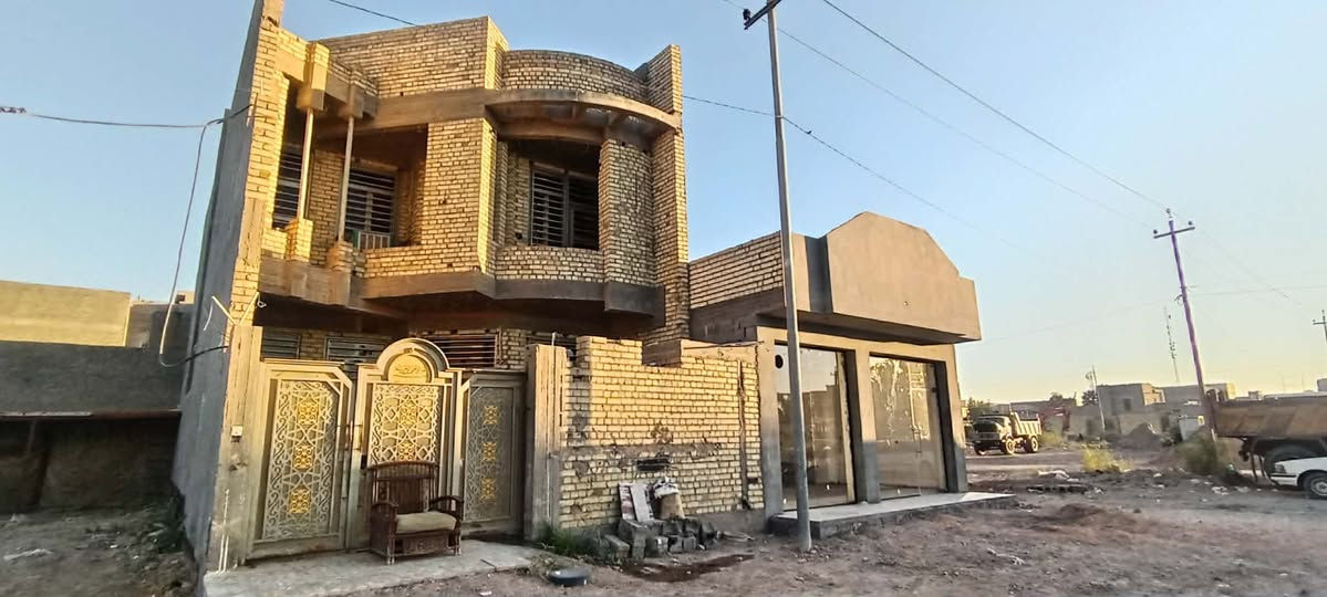 📍 بيت + محلات للبيع – طابو صرف
✅ المساحة: 300 متر مربع
✅ الموقع: حي الشهداء الثانيه – قرب عماره الجنابي مقابيل اسواق المصطفئ
✅ الشارع (40)
✅ غرف عدد(4) حمامات عدد(2) صاله عدد (2) بيتونه 
💰 السعر:  خاص 
📞 للاستفسار : ***********
***********
