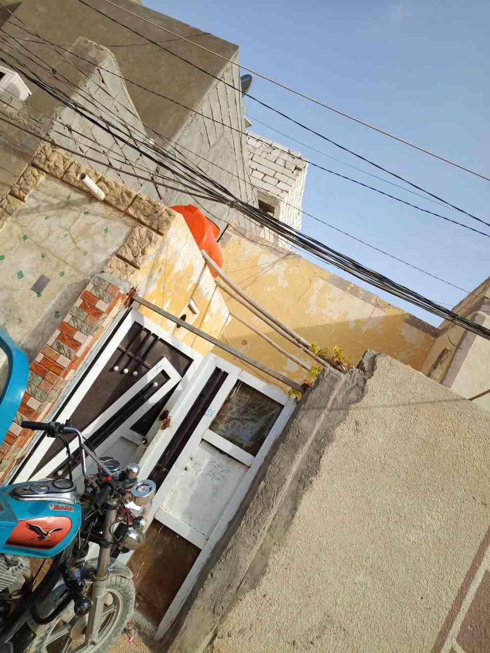 اسلام عليكم بيت طابو صرف 80متر غرفتين غرفه جوه وغرفه فوك وستقبال وصاله ومطبخ موضح بل صور ولفيديو  واجهيه 5ونزال 16 حديقه بيت مرتب سعره 58 وبي مجال وهاذ رقمي ***********
