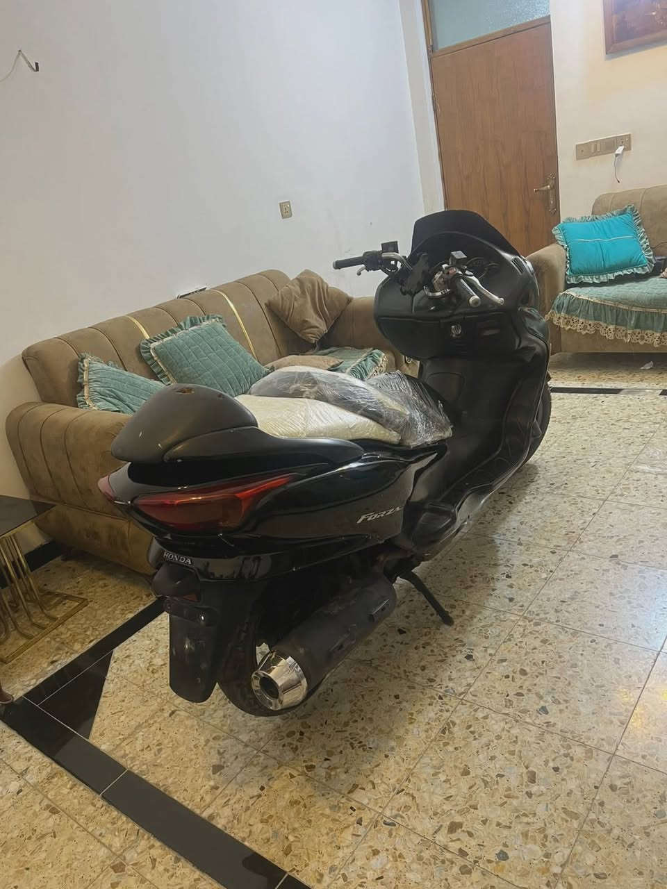السلام عليكم اخوان للبيع فورزا 08 عميه بلاد    مكينه  خير من الله   عليها ادامه فول   دراجه   شلعته  ومعدل كلجات  جدد قايش جديد    رون واحد ونص ثابت نكره سلف تشتغل كهربائيات بلاديه  لايت زنون   كلها شغاله  تايرات جدد الكشر بيه بعض الملاحضات البسيطه  
السعر  800 بيها مجال 
عنواني بغداد دوره شارع ستين للاستفسار الاتصال على الرقم ***********
